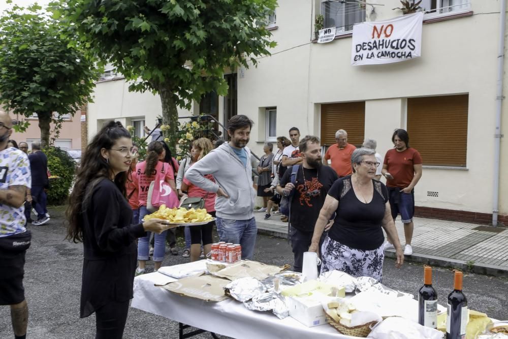 Acción solidaria con vecinos de La Camocha