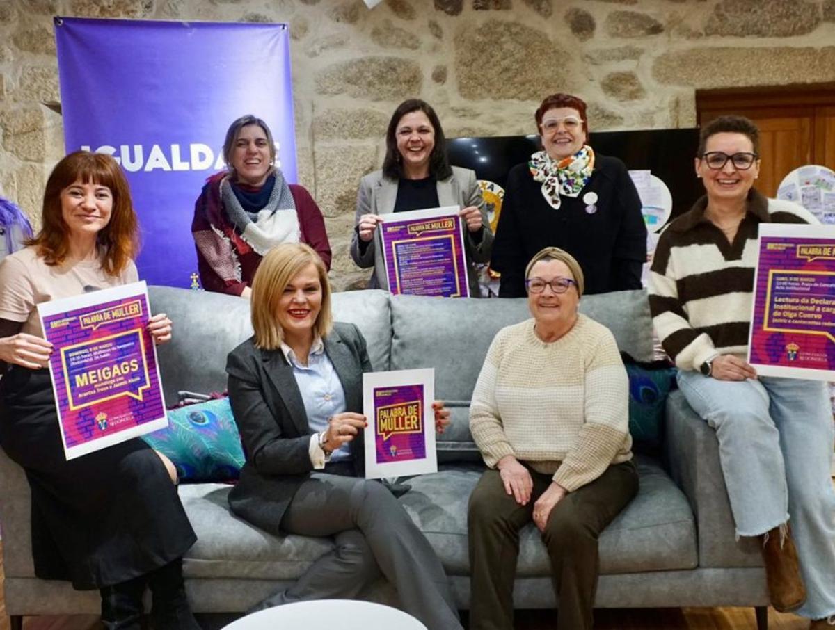 De izq. a dcha., Arantxa Treus, Iria Vilaboa, Digna Rivas, Rita Pérez, Pilar Martínez, Almudena Suárez y Olga Cuervo, en la presentación del 8-M.