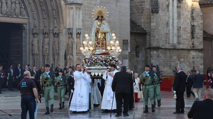 Miles de valencianos acuden a la procesión de la Virgen de los Desamparados