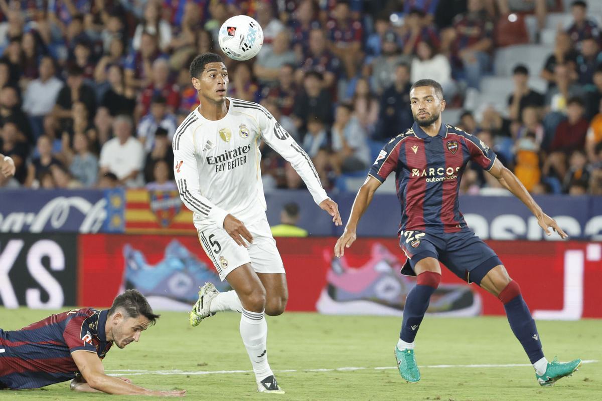 Jude Bellingham (c) controla el balón durante el partido de la primera vuelta entre el Levante y el Real Madrid.
