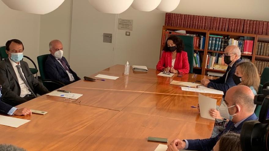 Los miembros de la Sala de Gobierno del TSJEx, ayer en la reunión celebrada en el Palacio de Justicia de Mérida.