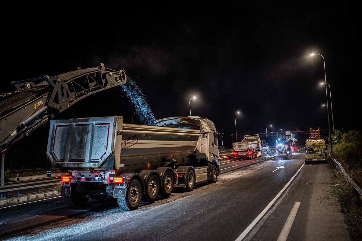 Trabajos de reasfaltado en la MA-21, que se ha cortado al tráfico por la noche.