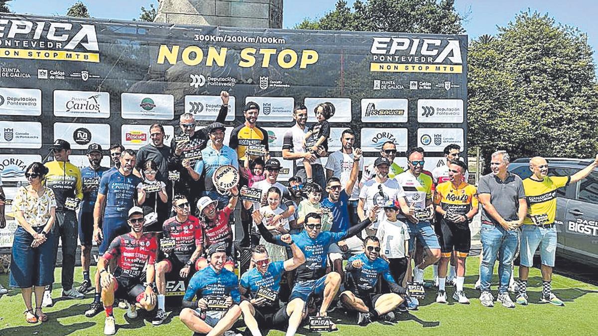 Fotografía de los ganadores en la Alameda de Pontevedra. | FdV
