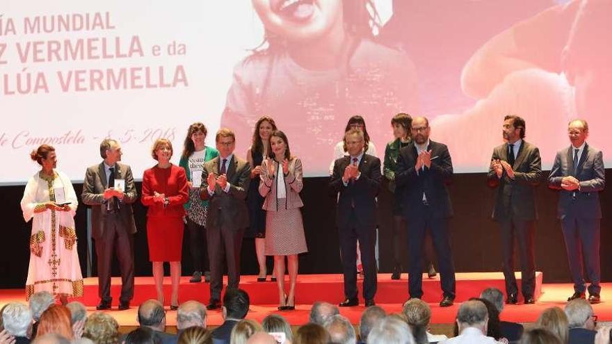 Payo, cuarta por la izquierda, en la foto de familia junto a Alberto Núñez Feijóo y la reina doña Letizia.