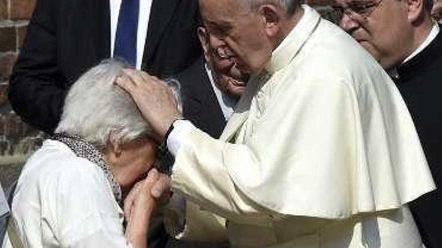 El Papa, en el campo de exterminio de Auschwitz: &quot;Perdón por tanta crueldad&quot;
