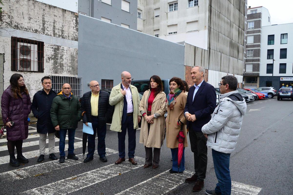 Representantes del Concello de Bueu y Xunta de Galicia en el solar donde se acometerá la promoción el día en el que se firmó el convenio entre las dos partes.