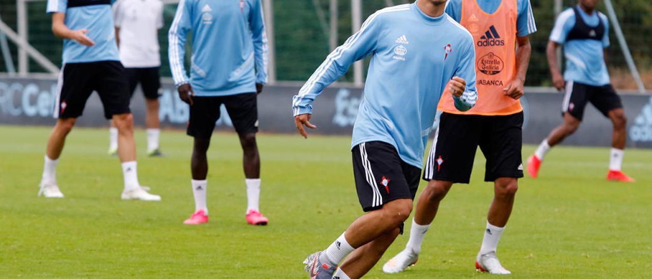 Denis Suárez conduce el balón en un entrenamiento   // Alba Villar