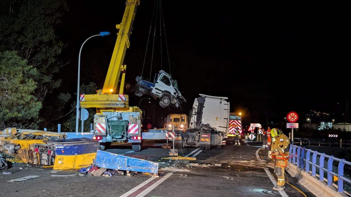 Moment en el qual la gran grua retira un dels camions