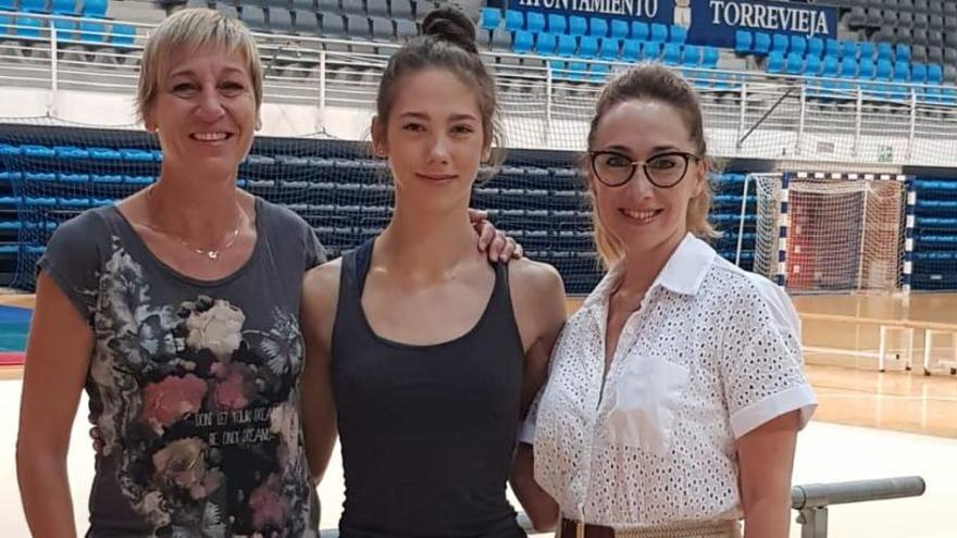 Diana Box, Concejal de Deportes, Polina Berezina y su entrenadora, Mónica Ferrández.