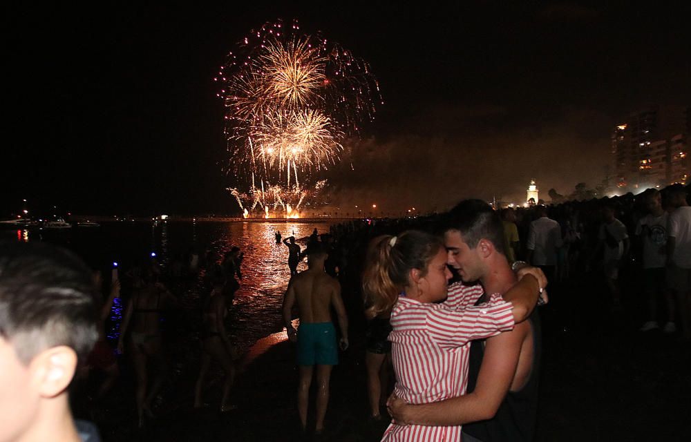 Como es tradición, el espectáculo pirotécnico da paso a días de fiesta en Málaga. Y como cada año, cientos de jóvenes siguieron los fuegos desde la playa de La Malagueta