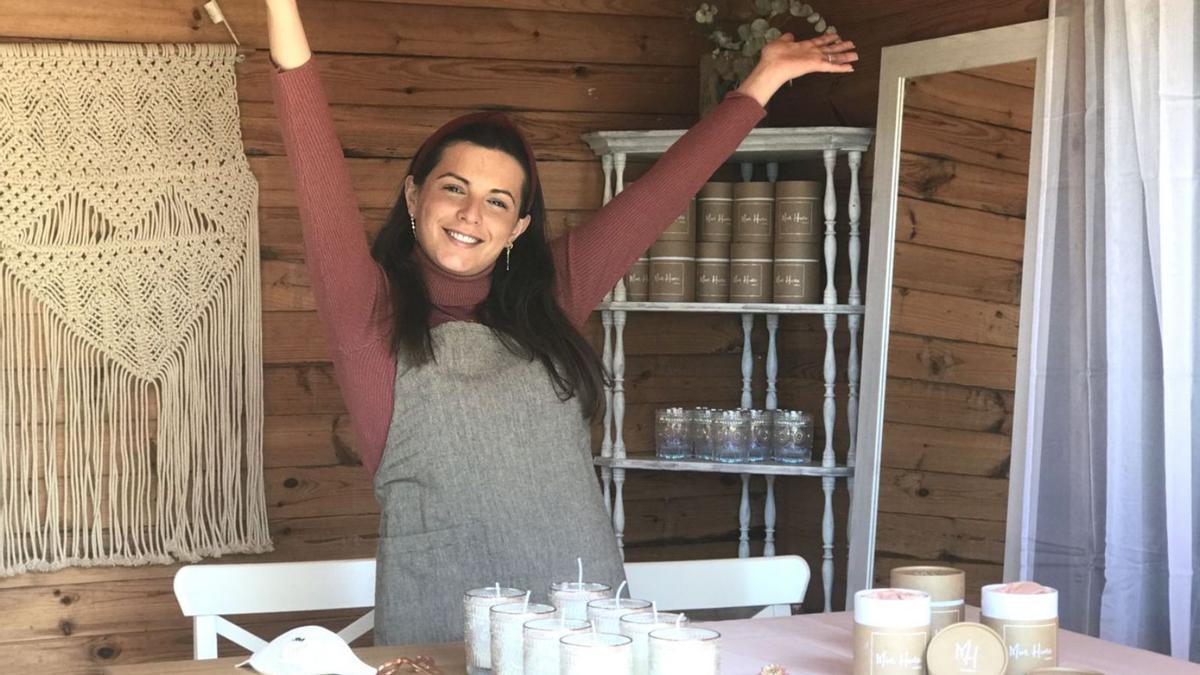Marina Fontquerni, al taller de Roses, des d’on aposta per la màgia de les espelmes fetes a mà | EMPORDÀ