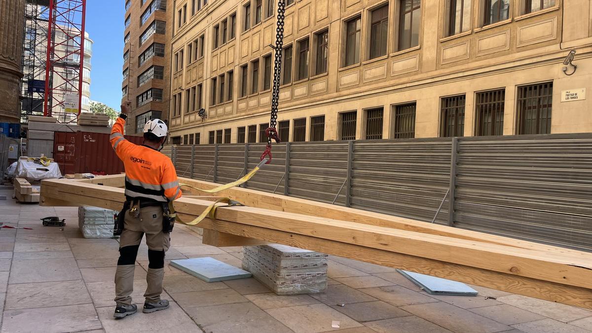 Trabajos de ensamblaje en Postigo de Abades para el futuro tejado de la Catedral de Málaga.