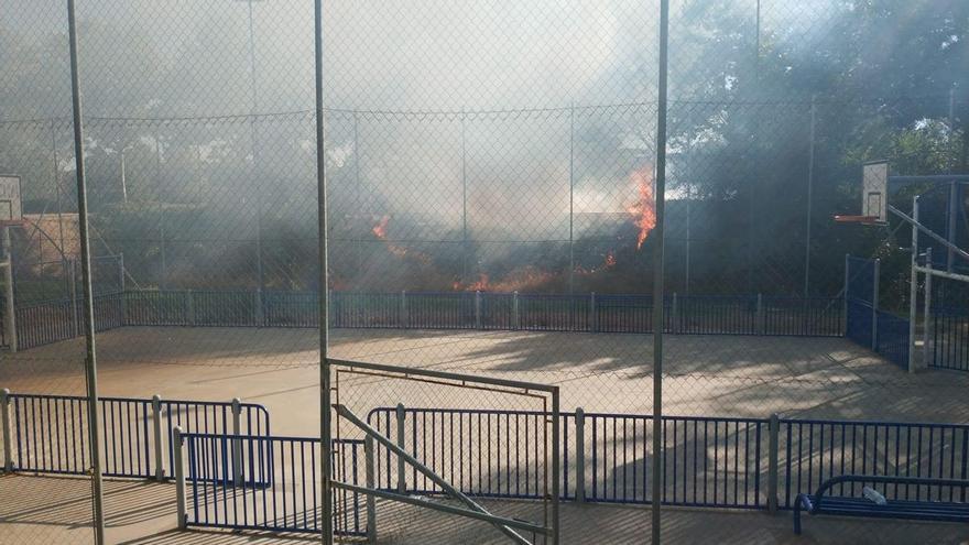Los bomberos sofocan un incendio en el parque del Rivillas de Badajoz