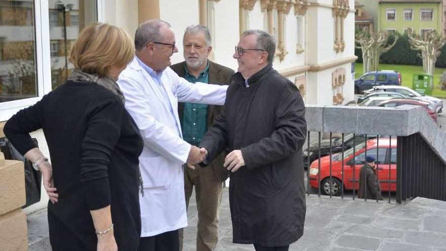 Por la izquierda, Mariví Monteserín; el director del Hospital de Avilés, José Menéndez Guerra, saludando al consejero de Sanidad, Francisco del Busto, y el gerente del Hospital San Agustín, Enrique González.