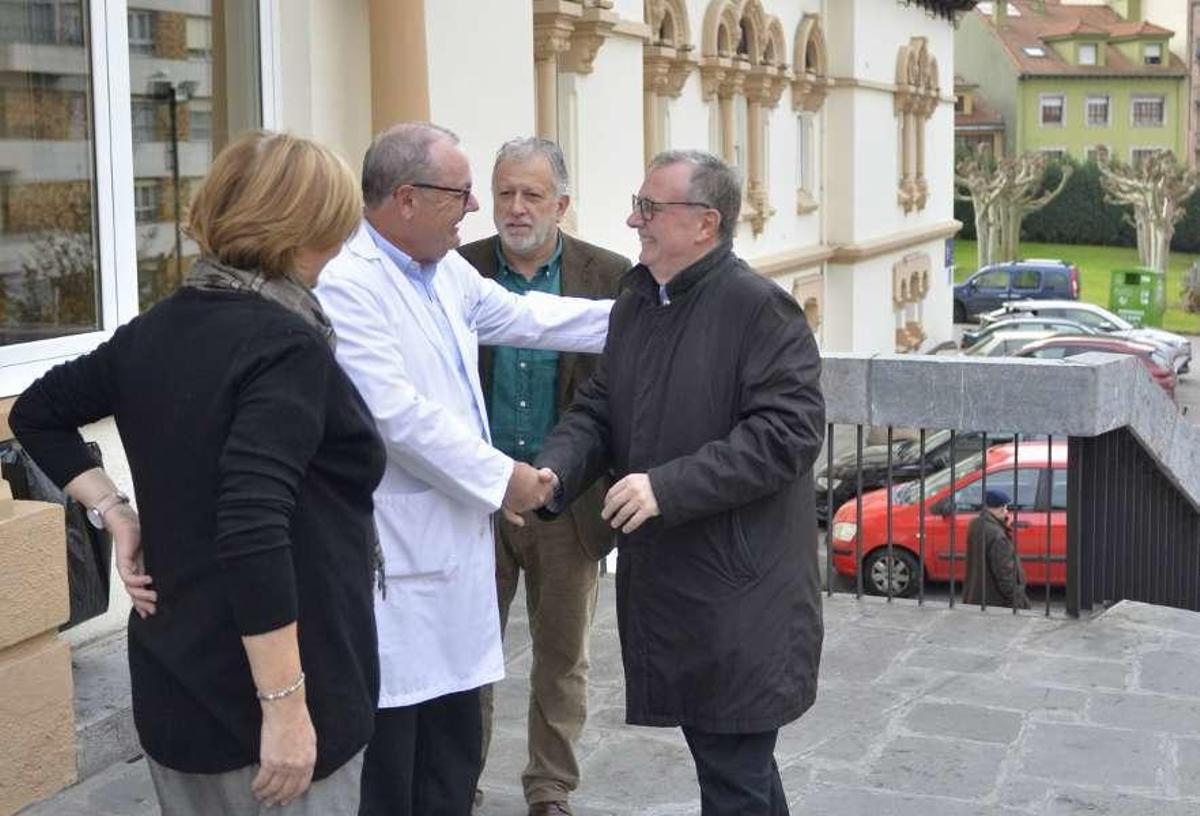 Por la izquierda, Mariví Monteserín; el director del Hospital de Avilés, José Menéndez Guerra, saludando al consejero de Sanidad, Francisco del Busto, y el gerente del Hospital San Agustín, Enrique González.