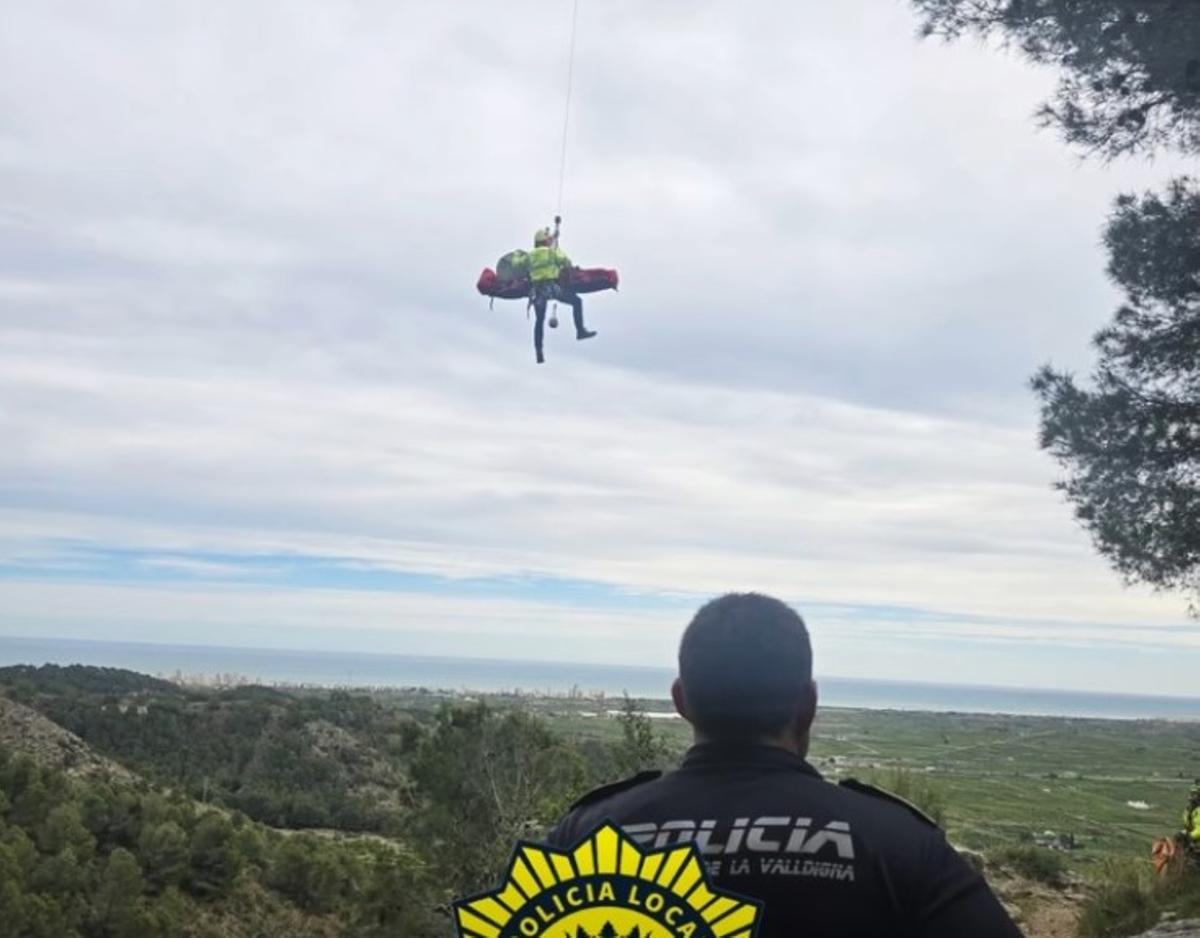 Un agente de la Policía Local observa el rescate.