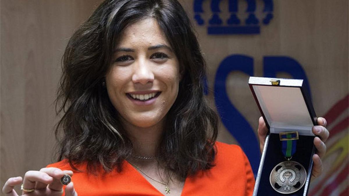 Garbiñe Muguruza posa con la medalla