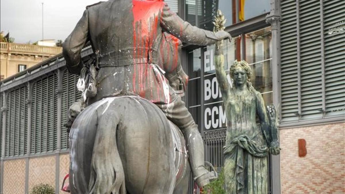 Estatua decapitada de Franco, manchada de pintura, ante el Born.