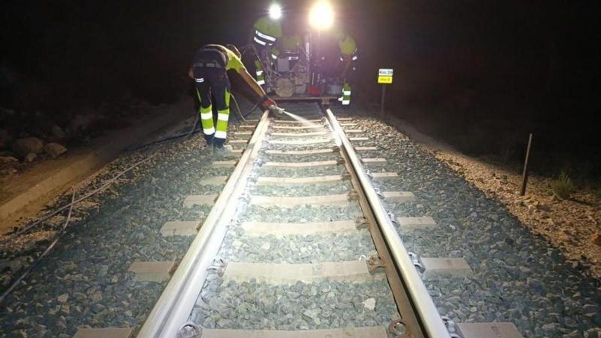 Pintura blanca para enfriar hasta 10 grados las vías del TRAM de Alicante