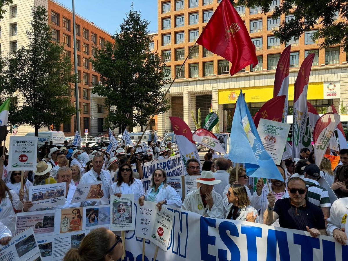 José Antonio Vidal, a la derecha, en la protesta en Madrid este lunes.