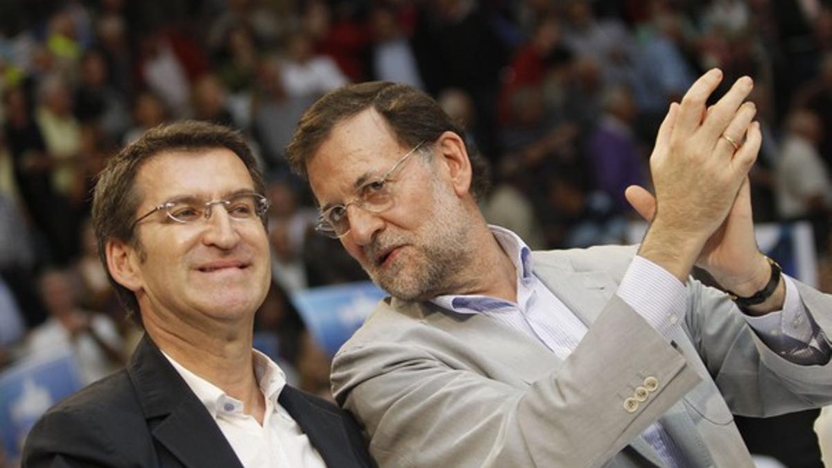 Mariano Rajoy (derecha) habla con Núñez Feijóo, este sábado, durante un mitin en Pontevedra.