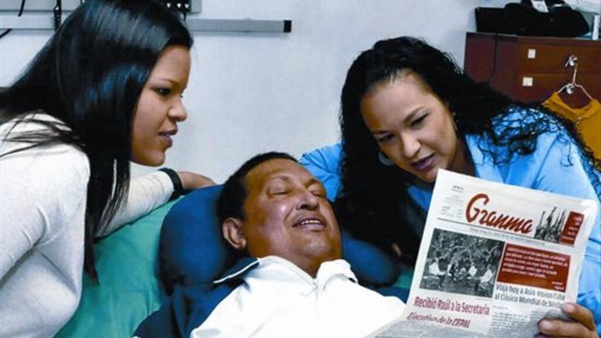 Lectura forzada 8 El convaleciente Hugo Chávez, junto a dos de sus hijas, con un ejemplar del diario 'Granma', en Cuba, ayer.