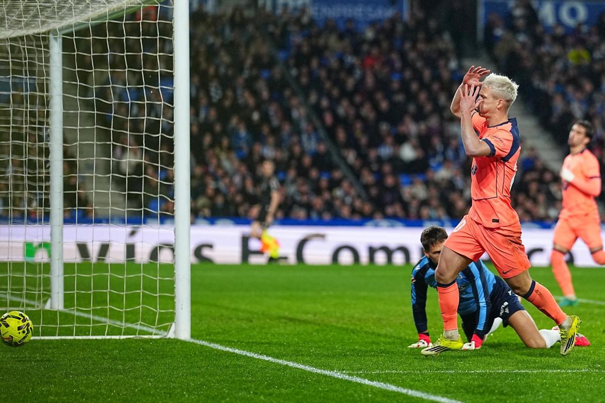 Dani Olmo se desespera tras fallar una ocasión ante Remiro.