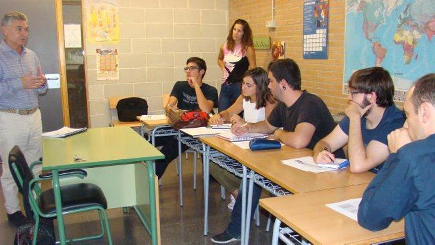 L&#039;enòleg Jaume Pont, a l&#039;esquerra, presentant el nou cicle als alumnes participants, ahir a la tarda