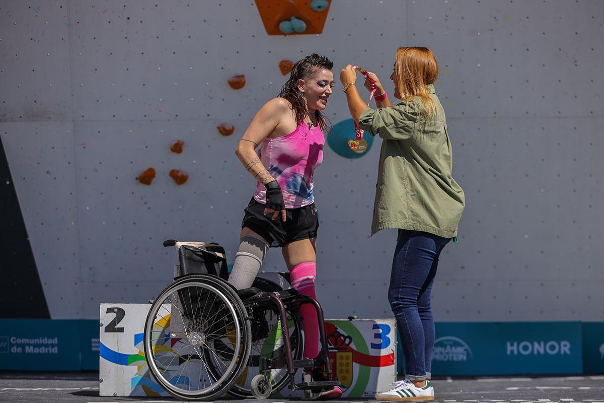 Paraescaladora recibiendo medalla