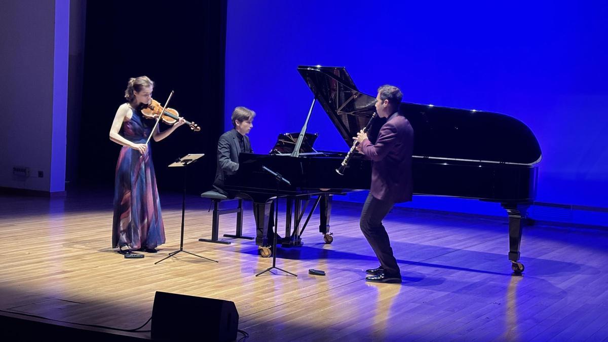 Pablo Barragán, clarinete, Noa Wildschut, violín y Amadeu Wiesensee.