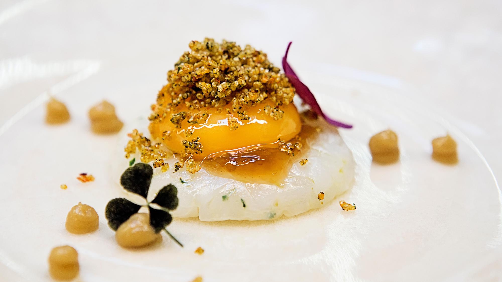 Tartar de calamar con yema de huevo líquida, consomé de cebolla y keffir del menú de mediodía del restaurante Lasarte.