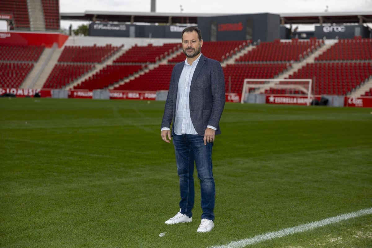 Pablo Ortells, director deportivo del Mallorca, posa en el Estadio de Son Moix.