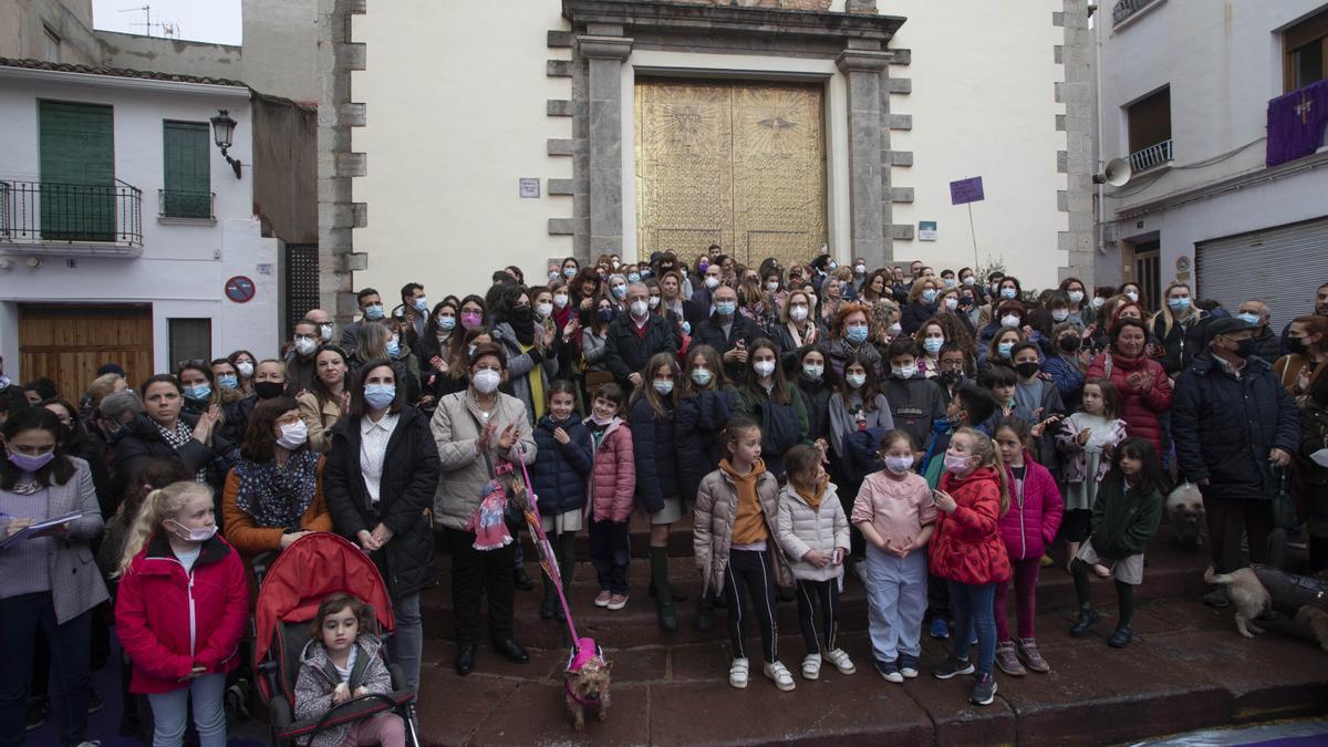 12 de abril. Protesta de mujeres en la Ermita de la Sang de Sagunt.