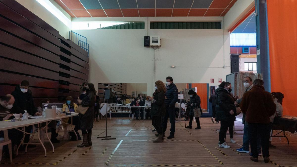 Vista general de las votaciones en el colegio Obispo Nieto.