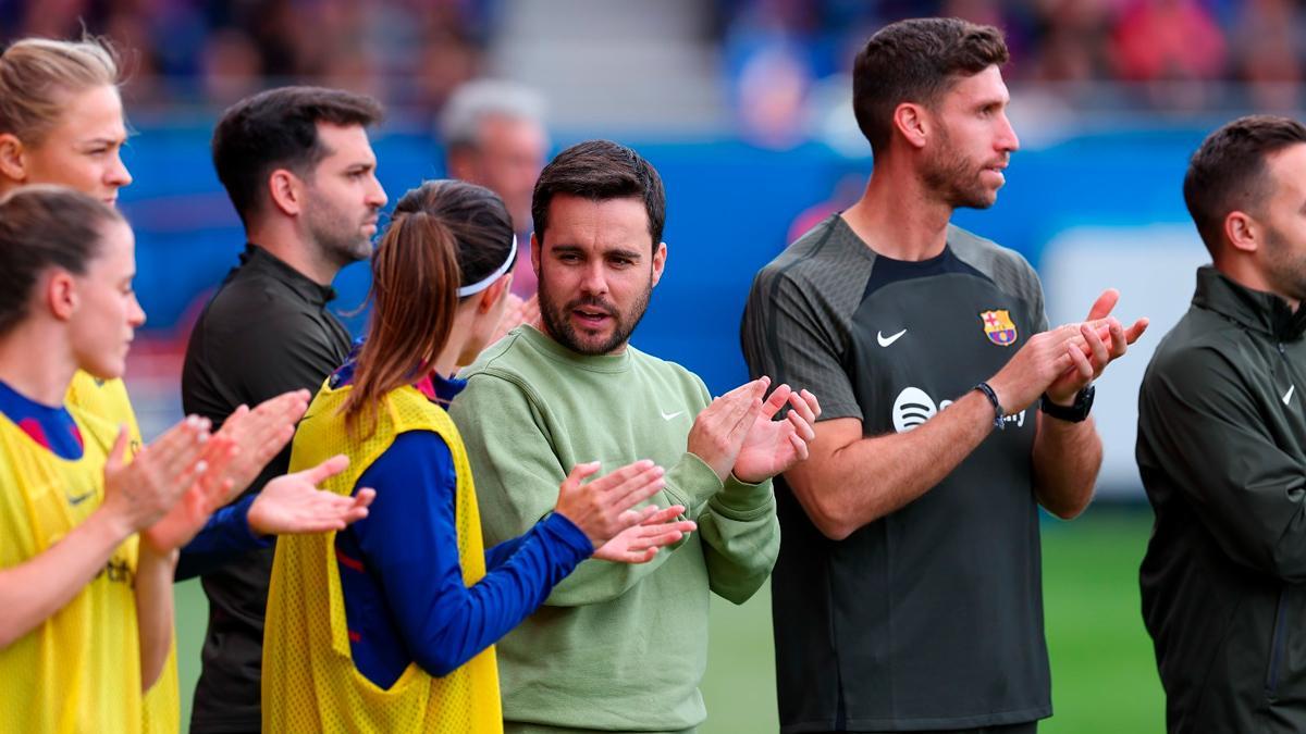 Giráldez hablando con Aitana antes de que diese comienzo el partido ante el Madrid CFF