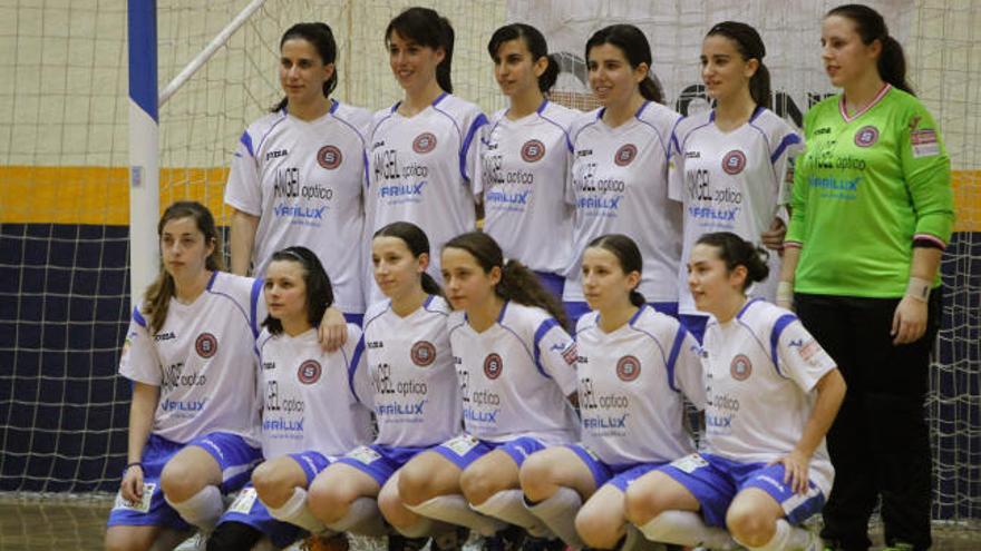 Las chicas del Ángel Óptico Varilux posan para las cámaras antes de disputar un encuentro anterior.