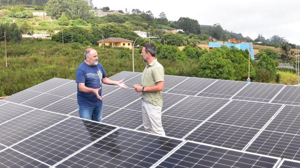 El alcalde de El Rosario en una de las instalaciones de placas solares.