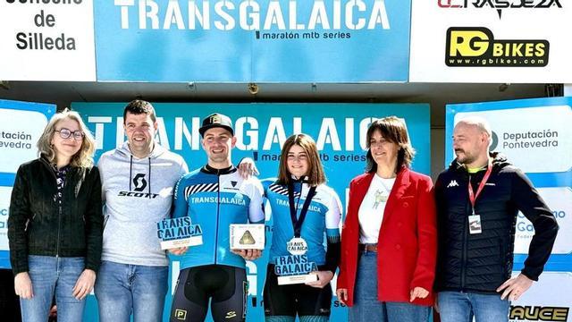 Diego Álvarez y Tamara Seijas en el podio junto a autoridades y organizadores. |  Bernabé