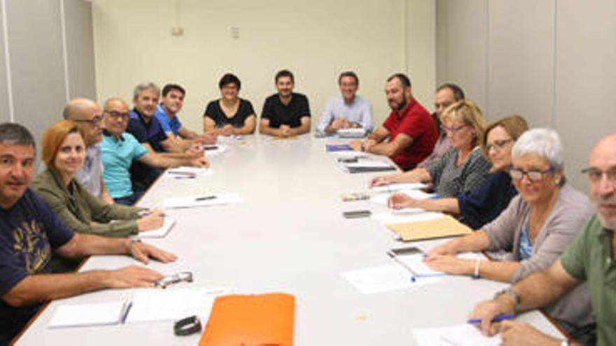 Sergi Campillo, acompañado de Luisa Notario, preside la mesa general de negociación.