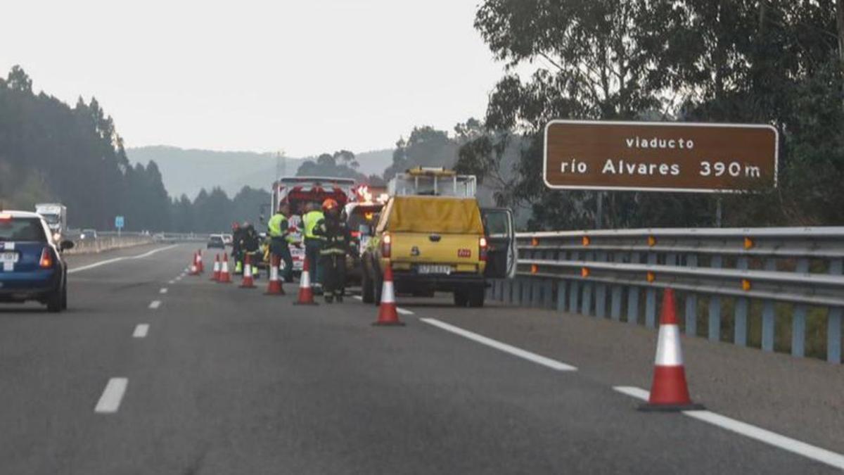 El despliegue de personal de emergencias en el viaducto del río Alvares.