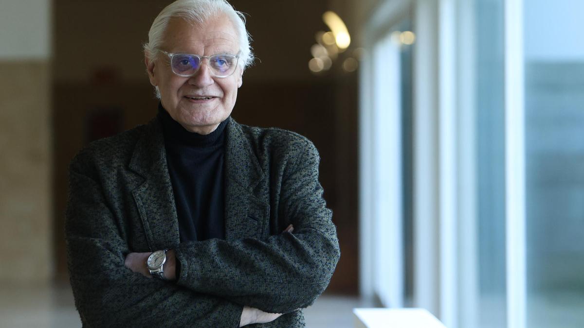 Víctor F. Freixanes posa na facultade de Ciencias da Comunicación da USC