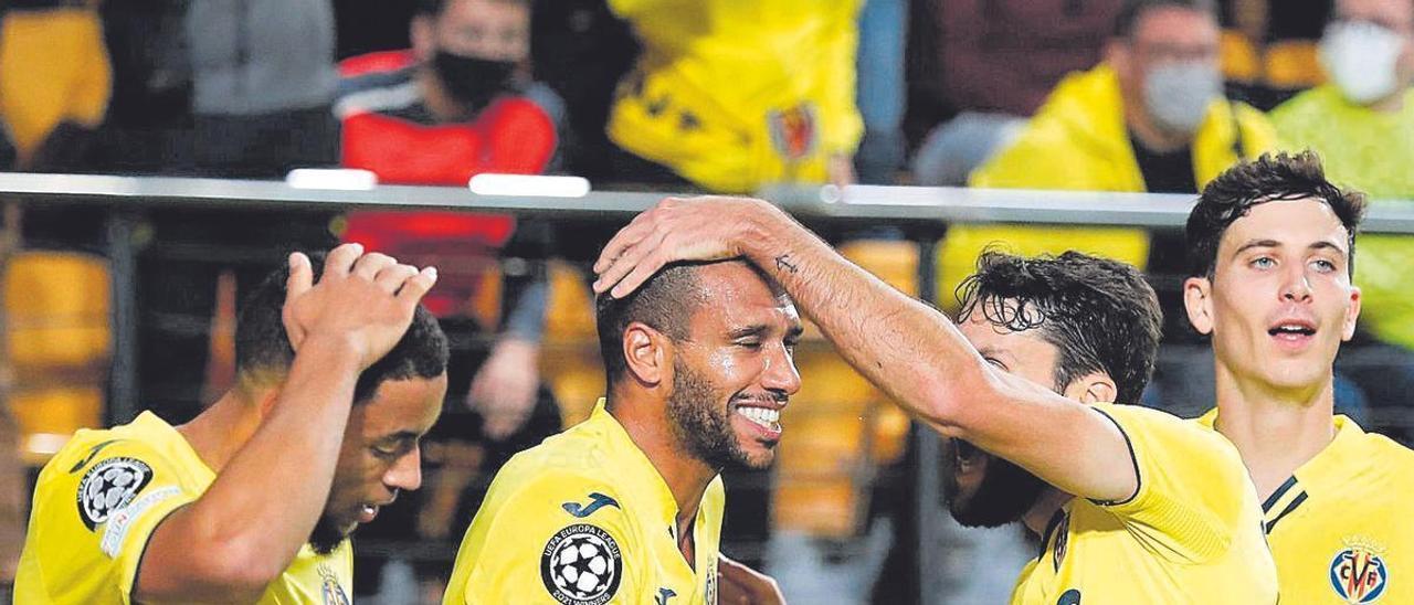 Etienne Capoue celebra un gol con el Villarreal.