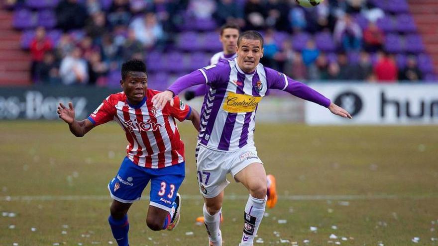 Carlos Peña, a la derecha, disputa un balón con Dani Ndi, del Sporting.