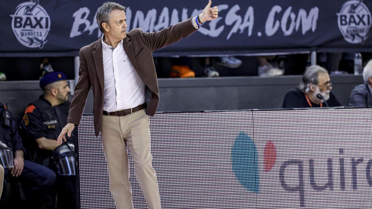 Porfirio Fisac da instrucciones este domingo en el Nou Congost.