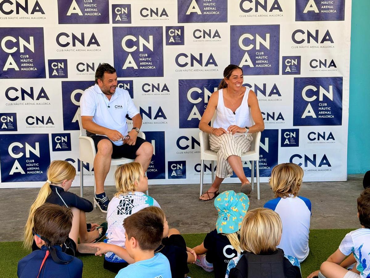 Paula Barceló durante la charla con los regatistas del Club Nàutic s'Arenal.