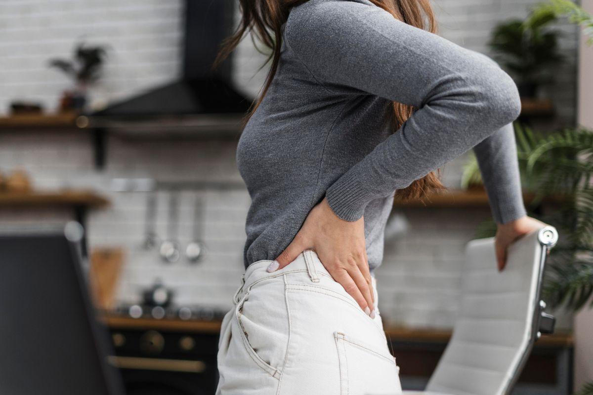 El cinturón calefactable que promete convertir tus días con dolor lumbar en algo más llevadero