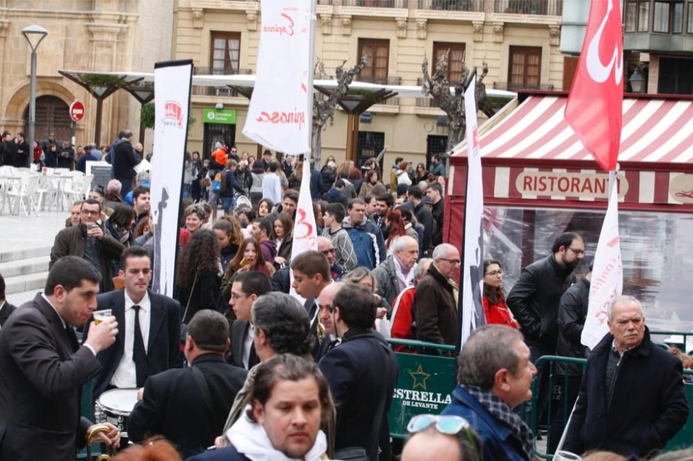 Reparto de pasteles de carne en la plaza del Romea