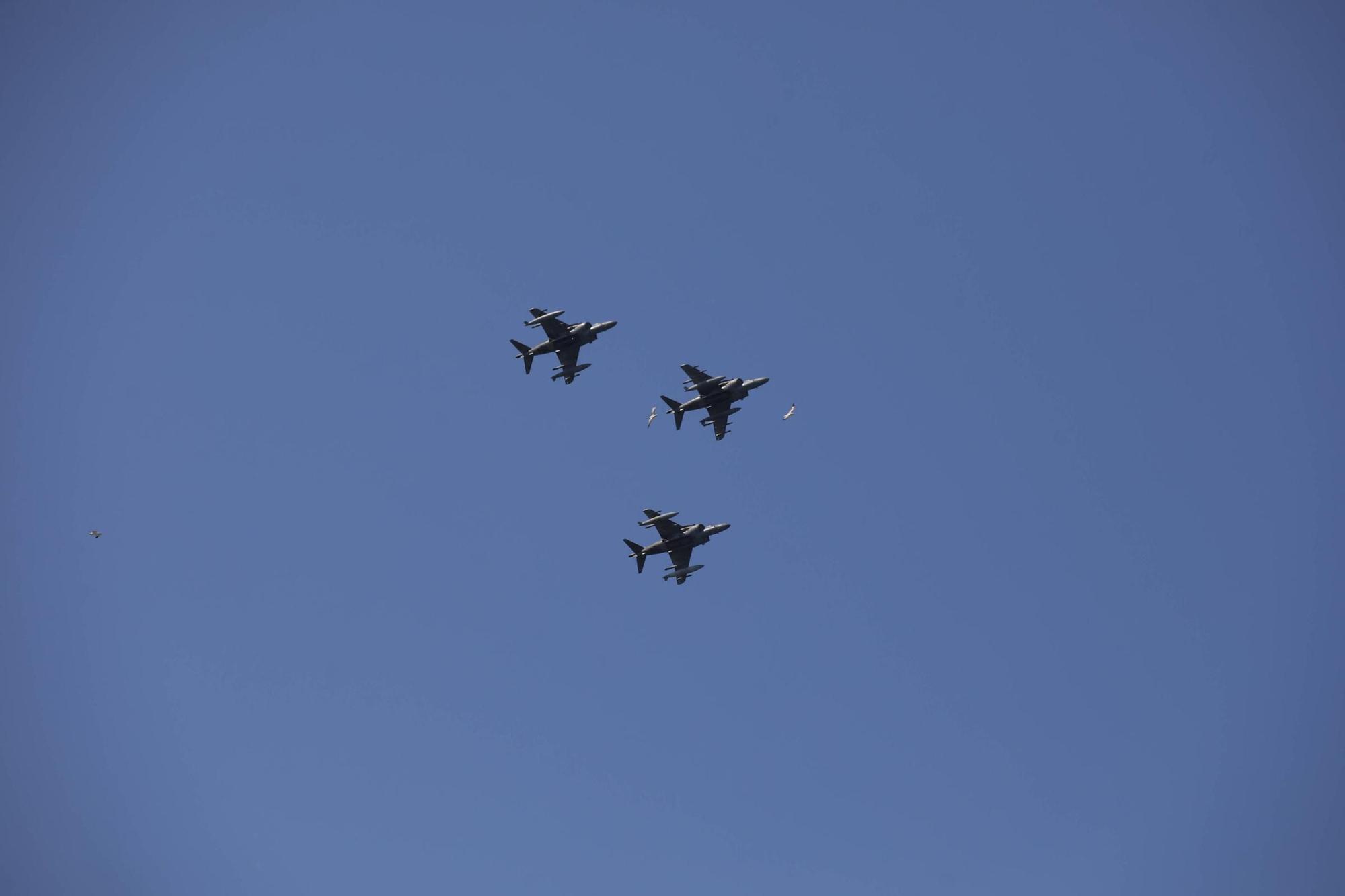 EN IMÁGENES: Así fue la revista naval  del Rey Felipe VI y la exhibición aérea en Gijón por el Día de las Fuerzas Armadas