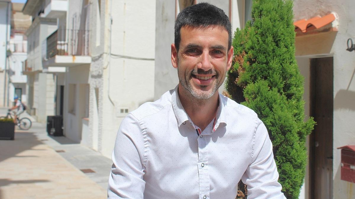 Josep Bofill, alcalde de l'Escala, a tocar la la plaça de l'Església amb l'Ajuntament al fons.
