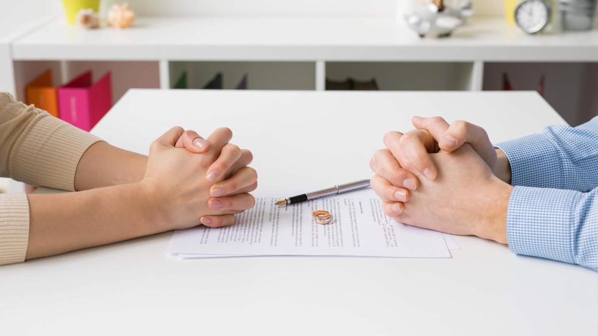 Una pareja negocia el divorcio.